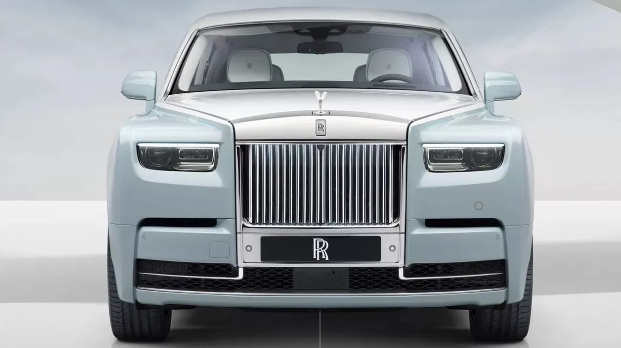 Rolls Royce Cullinan: ईशा अंबानीच्या कार कलेक्शनमध्ये रोल्स रॉयस कलिनन देखील सामील आहे. याची एक्स-शोरूम किंमत 6.95 कोटी रुपये आहे. ही कार 6.5-लीटर V12 पेट्रोल इंजनवर चालते.कारचे इंजिन 8-स्पीड ऑटोमॅटिक गियरबॉक्ससह 563 bhp आणि 850 Nm चा पीक टॉर्क जनरेट करते.