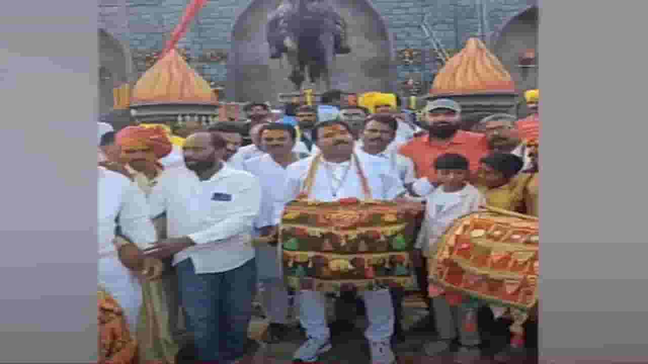 वादाच्या भोवऱ्यात सापडलेल्या शिंदे गटाच्या आमदाराचा ढोल वाजवतानाचा व्हिडीओ व्हायरल