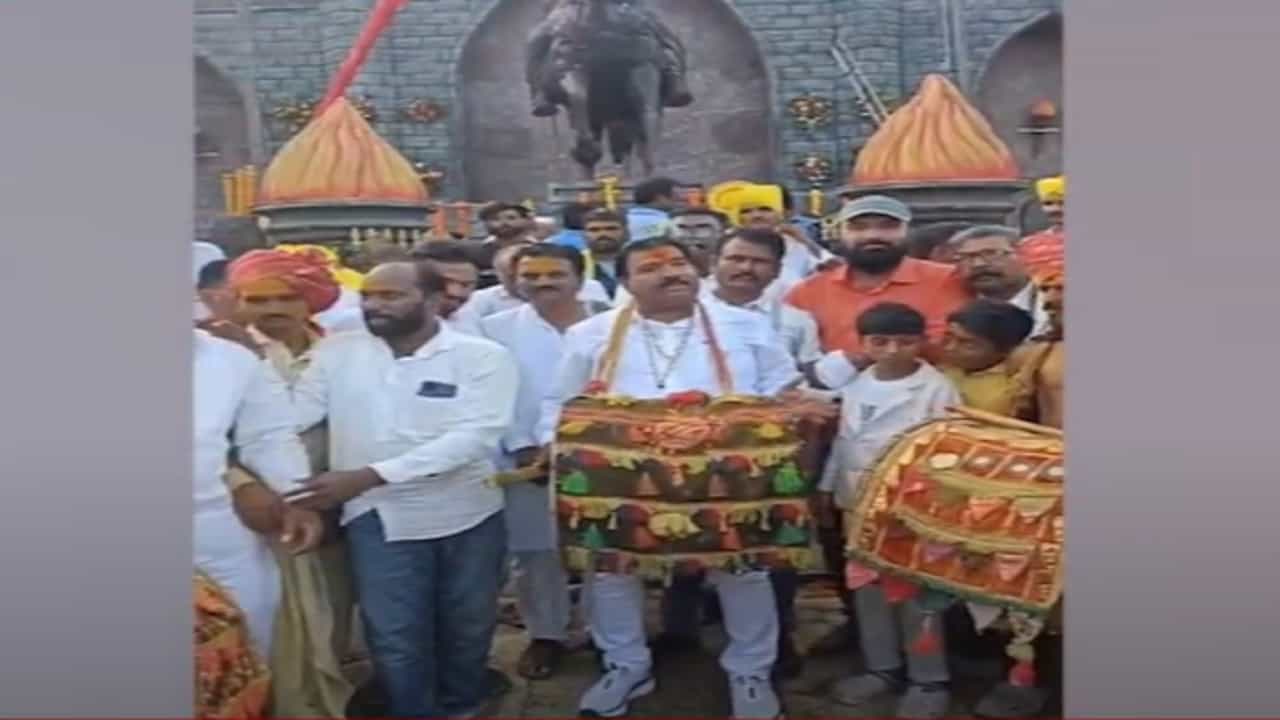 वादाच्या भोवऱ्यात सापडलेल्या शिंदे गटाच्या आमदाराचा ढोल वाजवतानाचा व्हिडीओ व्हायरल वादाच्या भोवऱ्यात सापडलेल्या शिंदे गटाच्या आमदाराचा ढोल वाजवतानाचा व्हिडीओ व्हायरल