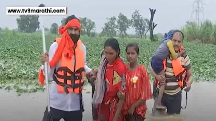 आमदार संतोष बांगर थेट उतरले गुडघाभर पाण्यात, 4 महिन्यांच्या बाळासह 20 हून अधिकांचं केलं रेस्क्यू आमदार संतोष बांगर थेट उतरले गुडघाभर पाण्यात, 4 महिन्यांच्या बाळासह 20 हून अधिकांचं केलं रेस्क्यू