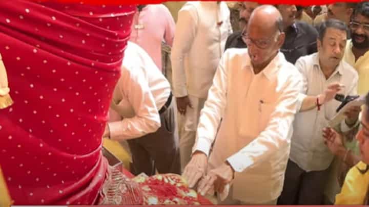 शरद पवार लालबागच्या राजाच्या दरबारी, नात अन् जावयासोबत बाप्पाच्या चरणी लीन शरद पवार लालबागच्या राजाच्या दरबारी, नात अन् जावयासोबत बाप्पाच्या चरणी लीन