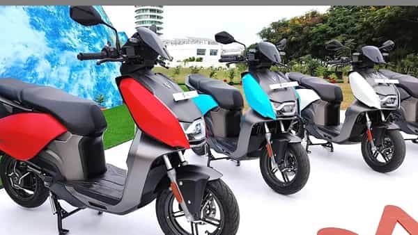 या स्कूटर मायलेज आणि स्पीडमध्ये दमदार आहेत. ॲप्पल आयफोन 16 सीरीज सादर केली आहे. या किंमतीत तुम्ही एक स्कूटर खरेदी करु शकता. iPhone 16 Pro Max ची किंमत भारतात 1,44,900 रुपये आहे. जाणून घ्या दीड लाख रुपयांच्या किंमतीत कोण-कोणत्या स्कूटर येतील.