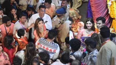 शिल्पा शेट्टी पती राज कुंद्रासोबत पोहोचली लालबागच्या राजाला, अभिनेत्रीचे ते साडीतील फोटो...