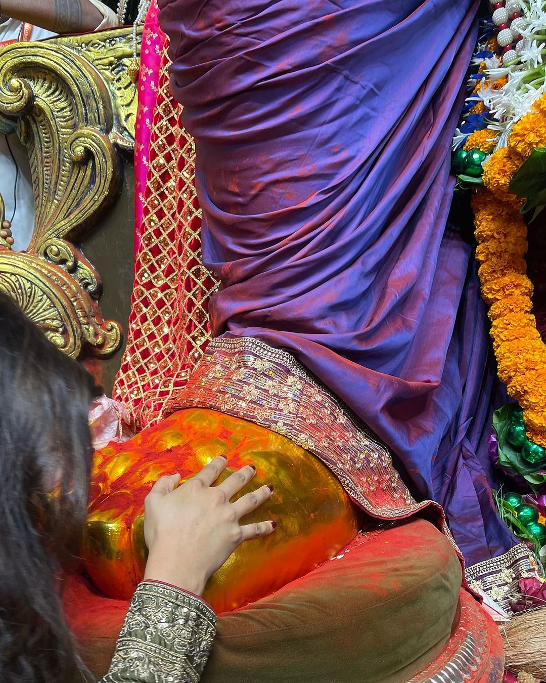 राजाच्या चरणी श्रिया पिळगांवकर नतमस्तक