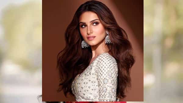 अभिनेत्री तारा सुतारिया ही गेल्या अनेक काही वर्षांपासून करीना कपूर आणि करिश्मा कपूर यांचा भाऊ आदर जैन याच्यासोबत रिलेशनमध्ये होती. बऱ्याच वर्षांनंतर आता यांचे ब्रेकअप झाले आहे.
