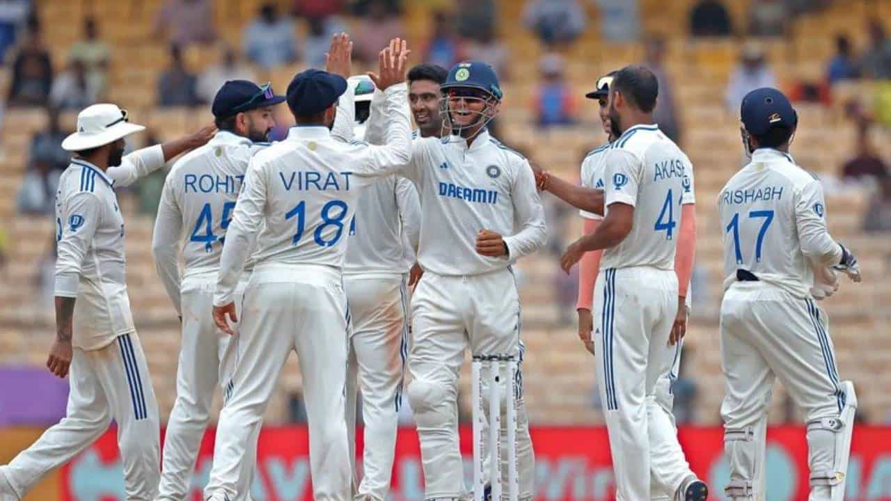 आयसीसीने नवीन कसोटी क्रमवारी जाहीर केली आहे. बांगलादेशविरुद्धच्या पहिल्या कसोटीत चमकदार कामगिरी करणाऱ्या खेळाडूंना फायदा झाला आहे. तर खराब कामगिरी करणाऱ्यांना खेळाडूंचं नुकसान झालं आहे.