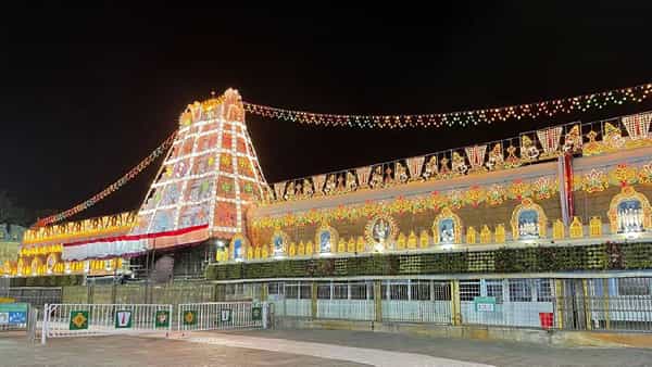 आंध्र प्रदेशातील जगप्रसिद्ध तिरुपती बालाजी मंदिरात दर्शनासाठी येणाऱ्या भाविकांना देण्यात येणाऱ्या लाडू प्रसादात प्राण्यांच्या चरबीचा वापर केला जात होता, असा आरोप मुख्यमंत्री चंद्राबाबू नायडू यांनी केला. वायएसआर काँग्रेसचं सरकार असताना हा प्रकार होत असल्याचा आरोप त्यांनी केल्यानंतर दोन्ही पक्षांमध्ये राजकारण पेटलंय.