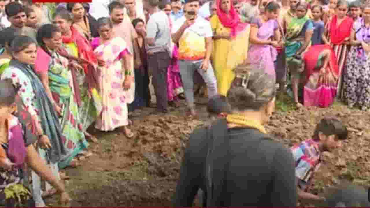 'त्याला जंगलात टाका, नदीत फेका..', अक्षय शिंदेच्या मृतदेहाच्या दफनविधीस विरोध; 'या' ठिकाणी खोदलेला खड्डा बुजवला 'त्याला जंगलात टाका, नदीत फेका..', अक्षय शिंदेच्या मृतदेहाच्या दफनविधीस विरोध; 'या' ठिकाणी खोदलेला खड्डा बुजवला