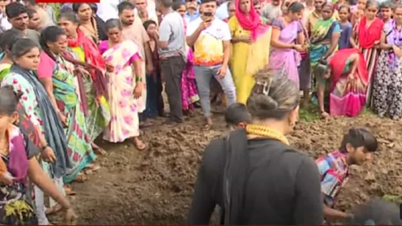 'त्याला जंगलात टाका, नदीत फेका..', अक्षय शिंदेच्या मृतदेहाच्या दफनविधीस विरोध; 'या' ठिकाणी खोदलेला खड्डा बुजवला 'त्याला जंगलात टाका, नदीत फेका..', अक्षय शिंदेच्या मृतदेहाच्या दफनविधीस विरोध; 'या' ठिकाणी खोदलेला खड्डा बुजवला