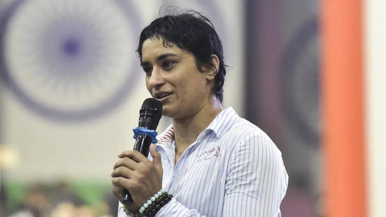 Vinesh Phogat : विनेश फोगाटने सरकारी नोकरीचा दिला राजीनामा, काँग्रेसकडून निवडणूक लढवणार?