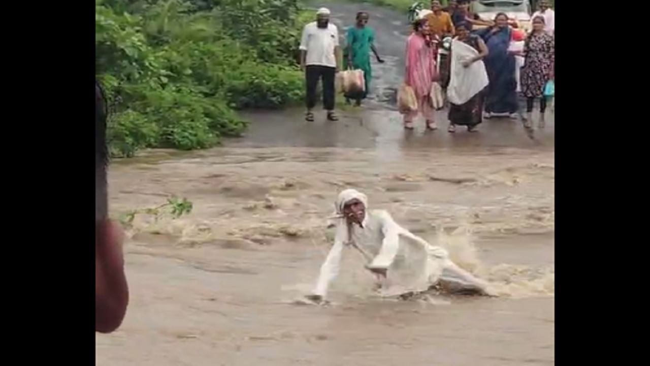 पुरातून आजोबा वाट काढत होते, चालता-चालता अचानक वाहून गेले अन्...; बघा व्हिडीओ पुढे काय झालं