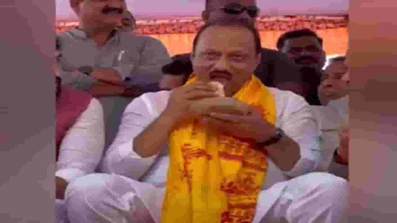 अजितदादांनी 'या' मंत्र्यांसोबत वडापाव खाण्याचा घेतला आस्वाद, बघा व्हिडीओ