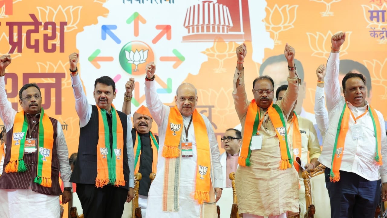 महायुतीतील धुसफूस चव्हाट्यावर नको, अमित शाहांकडून भाजप नेत्यांना कठोर सूचना महायुतीतील धुसफूस चव्हाट्यावर नको, अमित शाहांकडून भाजप नेत्यांना कठोर सूचना