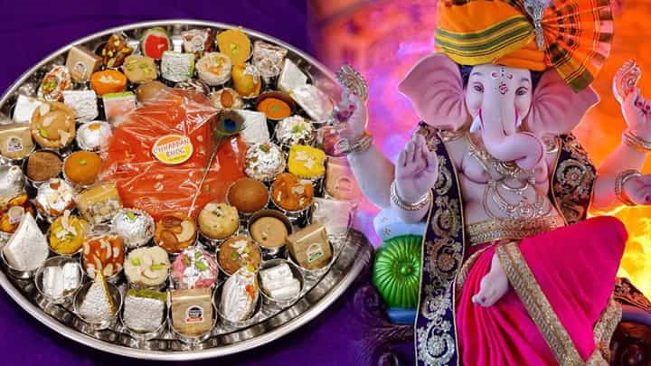 Ganesh Utsav 2024 : लाडक्या बाप्पाला काय नैवेद्य द्यावा, तुम्हाला प्रश्न पडलाय? इथे मिळेल छप्पन भोग Ganesh Utsav 2024 : लाडक्या बाप्पाला काय नैवेद्य द्यावा, तुम्हाला प्रश्न पडलाय? इथे मिळेल छप्पन भोग