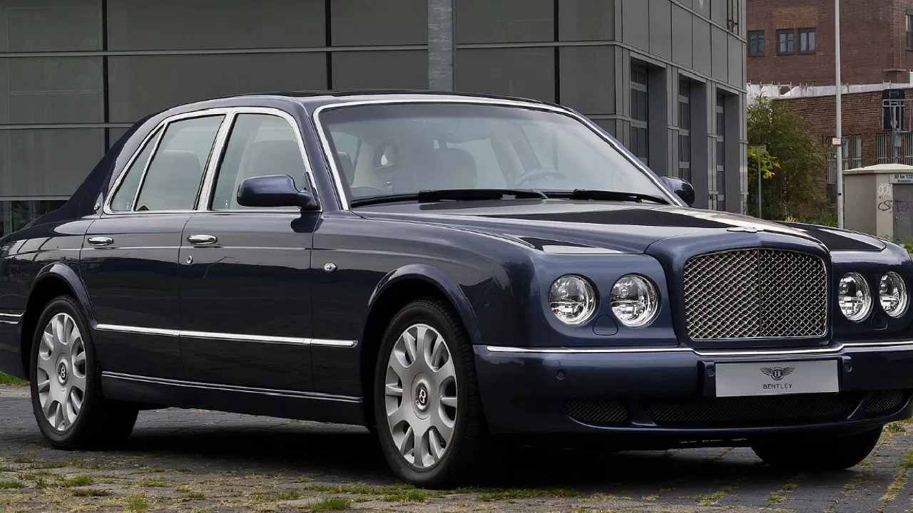 Bentley Arnage R : इशा अंबानीच्या गॅरेजमध्ये बेंटले अर्नेज आर सुद्धा आहे.  ही कार आता मार्केटमध्ये बंद झाली आहे.  पण इशाच्या गॅरेजमध्ये तुम्हाला ही कार दिसेल. या कारची शेवटची लिस्टेड किंमत 2.25 कोटी रुपये आहे.  