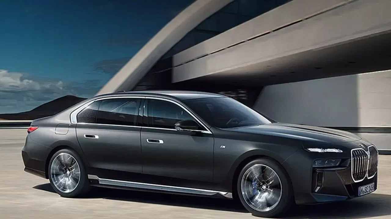 BMW 7-series : बीएमडब्लू कार लग्जरी कार्समध्ये सर्वाधिक पसंत केली जाते. बीएमडब्ल्यू 7-सीरीजची एक्स शोरूम किंमत 1.82 ते 1.84 कोटी  रुपया दरम्यान आहे.  