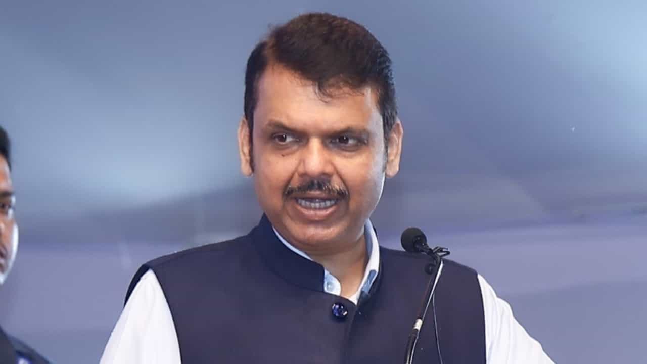 देवेंद्र फडणवीसांच्या मंत्रालयातील कार्यालयाची तोडफोड अन् नुकसान, अज्ञात महिलेनं का घातला गोंधळ?