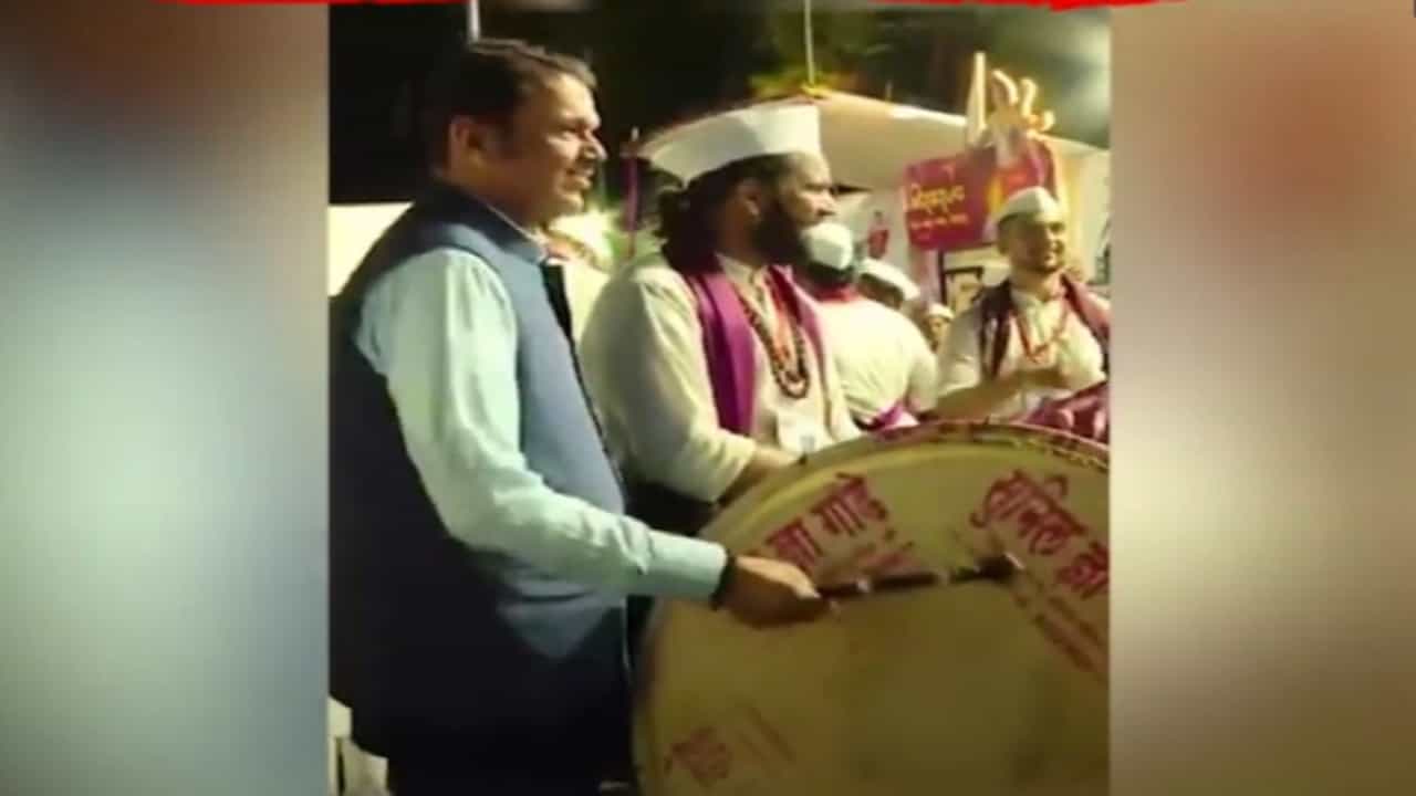 उपमुख्यमंत्री देवेंद्र फडणवीसांनी नागपुरात दणक्यात वाजवला ढोल, बघा व्हिडीओ उपमुख्यमंत्री देवेंद्र फडणवीसांनी नागपुरात दणक्यात वाजवला ढोल, बघा व्हिडीओ