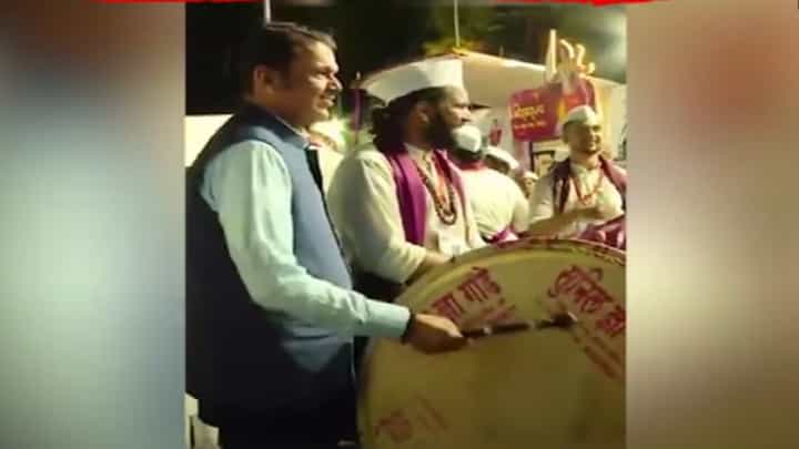 उपमुख्यमंत्री देवेंद्र फडणवीसांनी नागपुरात दणक्यात वाजवला ढोल, बघा व्हिडीओ उपमुख्यमंत्री देवेंद्र फडणवीसांनी नागपुरात दणक्यात वाजवला ढोल, बघा व्हिडीओ