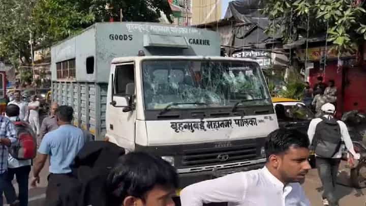 धार्मिक स्थळाच्या अनधिकृत भागावर पालिकेचा हातोडा, धारावीत तणाव; नाक्यानाक्यावर पोलीस बंदोबस्त धार्मिक स्थळाच्या अनधिकृत भागावर पालिकेचा हातोडा, धारावीत तणाव; नाक्यानाक्यावर पोलीस बंदोबस्त