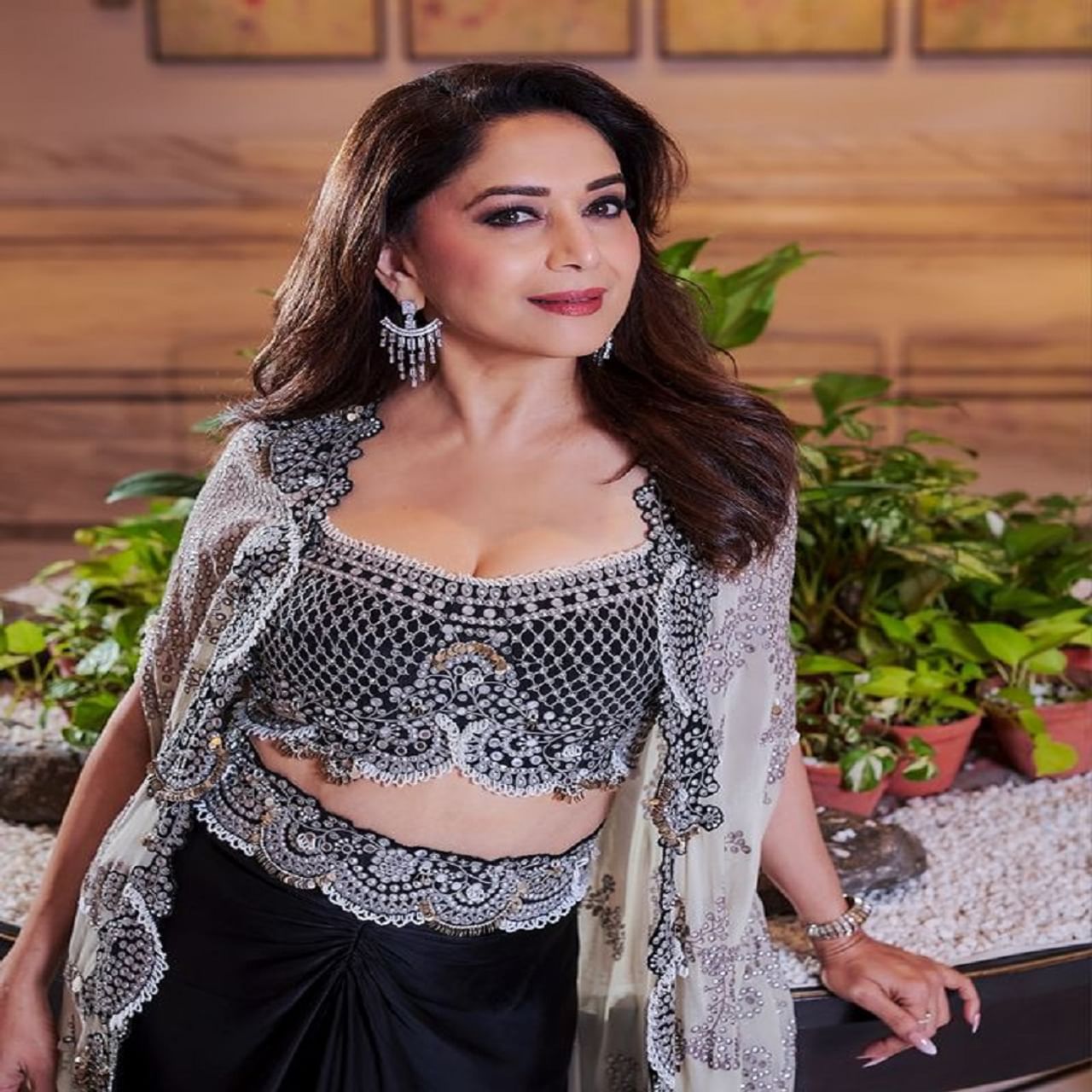 अभिनेत्री माधुरी दीक्षित (Madhuri Dixit) कामय तिच्या सौंदर्यामुळे आणि सिनेमांमुळे चर्चेत असते. पण आता अभिनेत्री काही फोटोंमुळे चर्चेत आली आहे. 