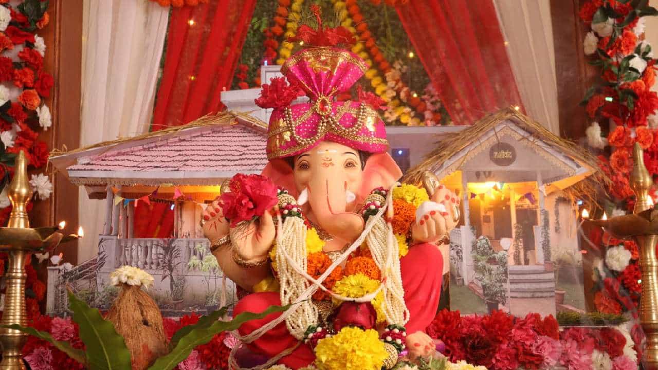 गणपती बाप्पा घरी विराजमान होणार ही कल्पनाच सुखावून टाकणारी असते. त्याच्या सेवेत दहा दिवस कसे निघून जातात हे कळतच नाही. कलाकार मंडळींसाठी शूटिंगचा सेट हा घरासमानच असतो. त्यामुळे सेटवरच्या या घरातही बाप्पाचं अगदी जल्लोषात स्वागत होणार आहे.
