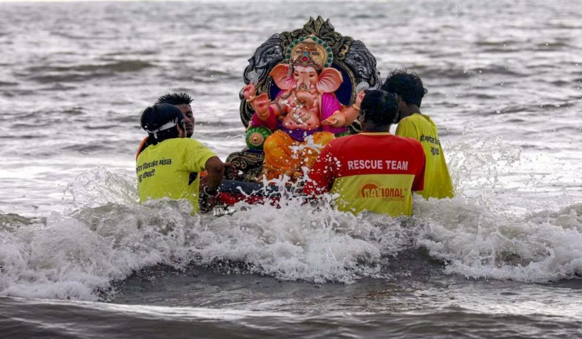 गणेश विसर्जनाच्या दरम्यान मोठी दुर्घटना, 10 जणांचा बुडून मृत्यू गणेश विसर्जनाच्या दरम्यान मोठी दुर्घटना, 10 जणांचा बुडून मृत्यू