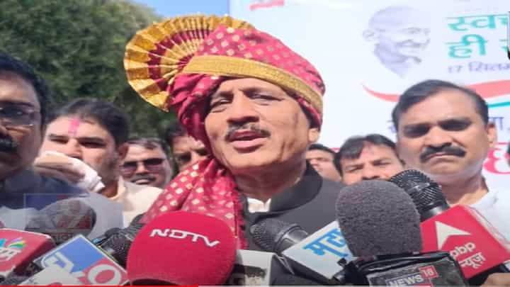 मुख्यमंत्री पदाचा चेहरा कोण? मंत्री गिरीश महाजन यांनी थेट नावच घेतलं मुख्यमंत्री पदाचा चेहरा कोण? मंत्री गिरीश महाजन यांनी थेट नावच घेतलं