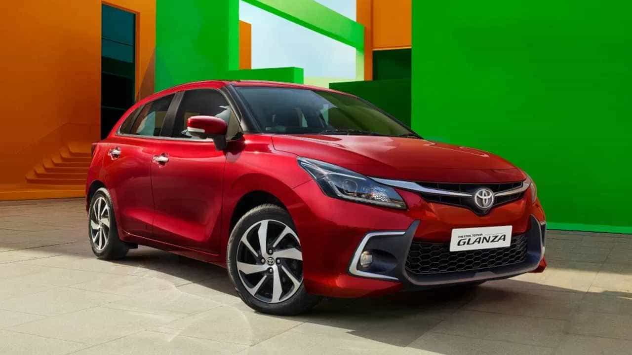 Toyota Glanza : टोयोटा ग्लॅजा खरेदीवर 68,000 रुपयापर्यंत डिस्काऊंट मिळू शकतो. या लिस्टमध्ये सर्वात जास्त डिस्काऊंट ग्लॅजावर आहे. या प्रीमियम हॅचबॅक कारची एक्स-शोरूम किंमत 6.86 लाख रुपये ते 10 लाख रुपयापर्यंत आहे. यात CNG चा ऑप्शन सुद्धा मिळतो. (Toyota)