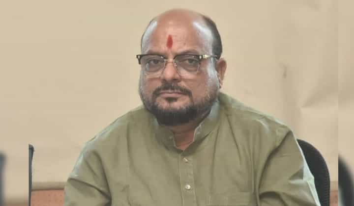 संजय राऊतांचा गुलाबराव पाटलांवर निशाणा, 'रेडे गुवाहाटीलाच मारले, डुक्कर आम्ही...' संजय राऊतांचा गुलाबराव पाटलांवर निशाणा, 'रेडे गुवाहाटीलाच मारले, डुक्कर आम्ही...'