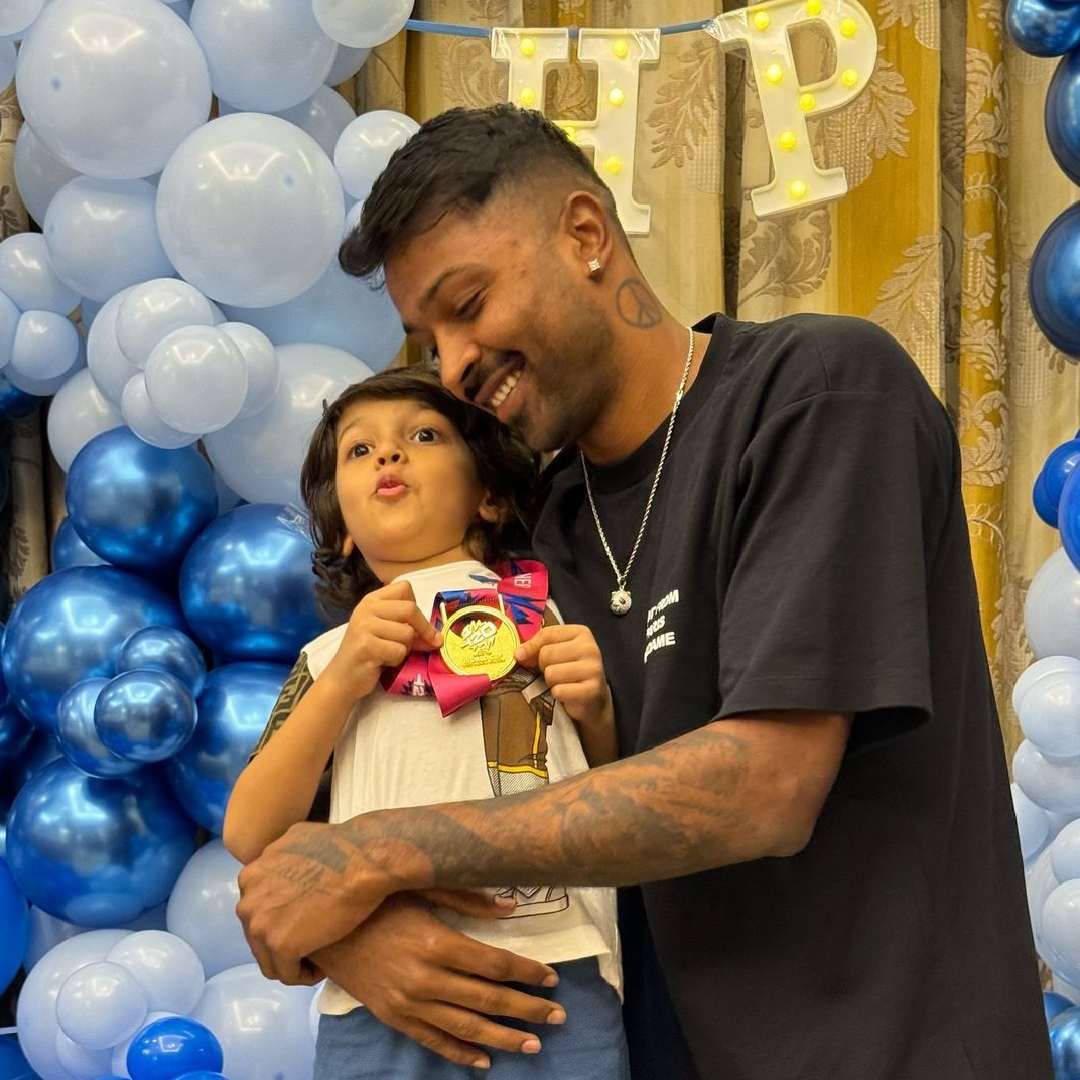 O jogador de críquete Hardik Pandya e a atriz e modelo Natasha Stankovic anunciaram seu divórcio em julho deste ano. Ambos têm um filho, Agastya. Após o divórcio, Natasha mudou-se para sua terra natal, a Sérvia, com o filho. Recentemente ela voltou para a Índia com Agastya. Hardik então passou algum tempo com o menino. 
