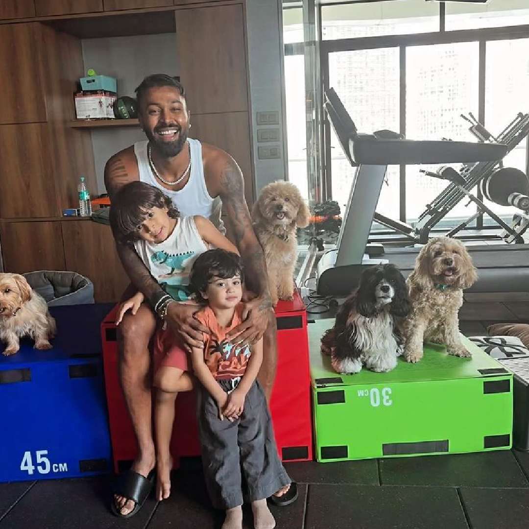 Depois de retornar da Sérvia, Agastya está morando em Baroda com a família do irmão de Hardik, Krunal Pandya. Hardik postou uma foto com Agastya e Kabir em seu Instagram e colocou a legenda como ‘Felicidade’. 
