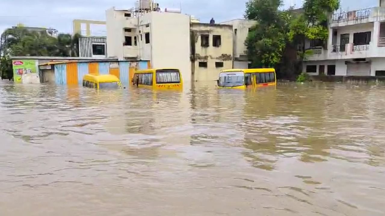 Maharashtra rain Update : पावसाचं पुन्हा कमबॅक, हिंगोली जिल्ह्यात मुसळधार पावसानं झोडपलं; वाहनं अर्धी पाण्यात अन् घरं...