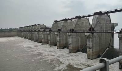 जळगावच्या तापी नदीवर असलेल्या शेळगाव बॅरेज प्रकल्पाचे 12 दरवाजे उघडले