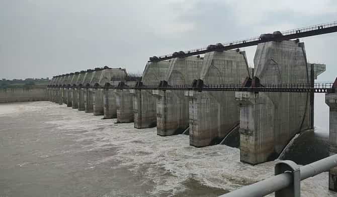 जळगावच्या तापी नदीवर असलेल्या शेळगाव बॅरेज प्रकल्पाचे 12 दरवाजे उघडले