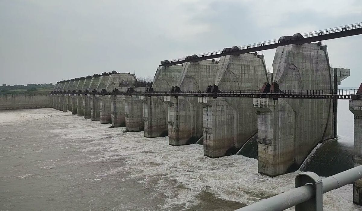 जळगावच्या तापी नदीवर असलेल्या शेळगाव बॅरेज प्रकल्पाचे 12 दरवाजे उघडले जळगावच्या तापी नदीवर असलेल्या शेळगाव बॅरेज प्रकल्पाचे 12 दरवाजे उघडले