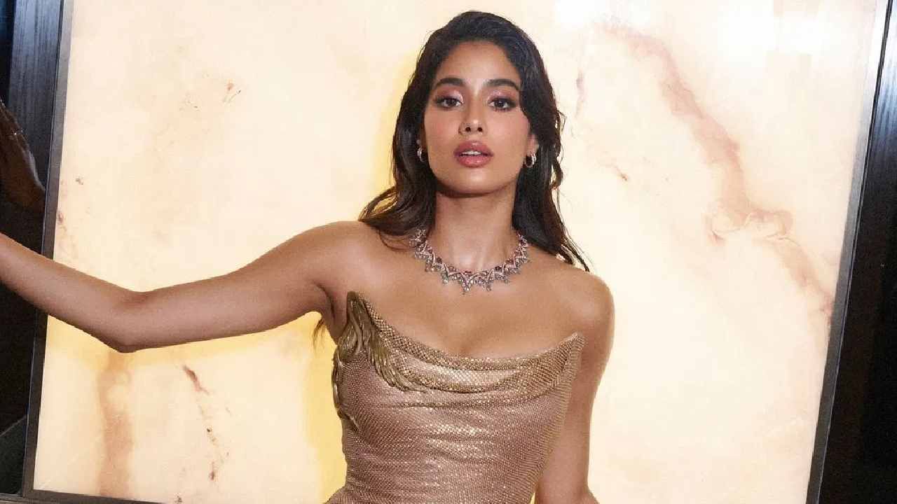 Este colar de Janhvi Kapoor é muito discutido nas redes sociais. Todos os olhos estavam voltados para ela. Shah Rukh Khan foi o anfitrião da noite de premiação do IIFA em seu nome. 