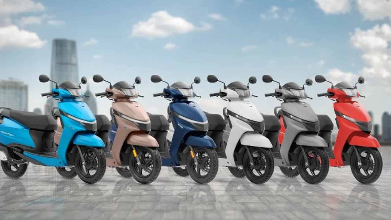 TVS Jupiter 125 Mileage : टीवीएस जुपीटरची किंमत 73,700 रुपये आहे. ही स्कूटर CVT ऑटोमेटिक ट्रान्समिशन सोबत येते.  या स्कूटरच्या मायलेजबद्दल बोलायच झाल्यास 50 to 62 km/l  मायलेज मिळतो.  ही स्कूटर 5.1 लीटर फ्यूल टँक कॅपेसिटीसोबत येते. फुल टँकमध्ये ही स्कूटर  255 किलोमीटर पर्यंत पळू शकते. 