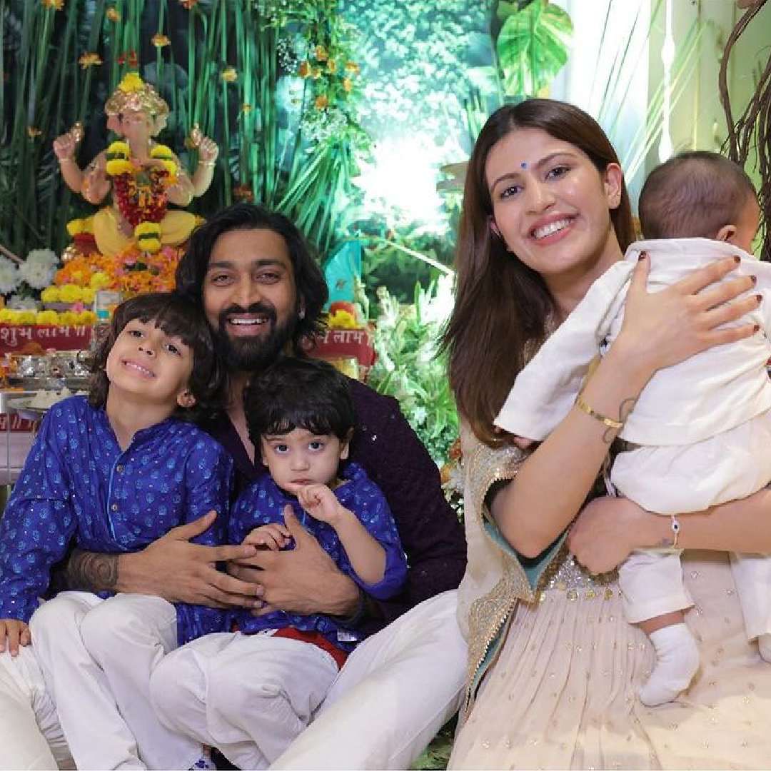 O irmão de Hardik, Krunal Pandya, também postou fotos com seus filhos em sua conta. Esta foto é durante Ganeshotsav e Agastya também é vista nela. 
