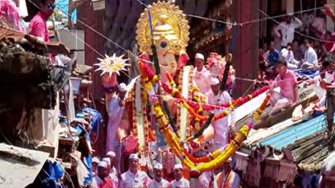 लालबागचा राजा मंडपातून बाहेर मार्गस्थ, शेवटच्या निरोपासाठी भक्तांची अलोट गर्दी लालबागचा राजा मंडपातून बाहेर मार्गस्थ, शेवटच्या निरोपासाठी भक्तांची अलोट गर्दी