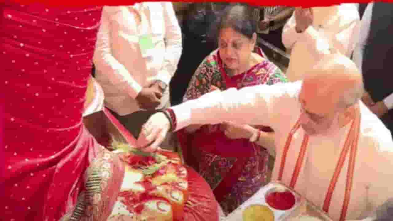 अमित शाहांनी आपल्या पत्नीसह घेतले लालबागच्या राज्याचे आशीर्वाद अमित शाहांनी आपल्या पत्नीसह घेतले लालबागच्या राज्याचे आशीर्वाद