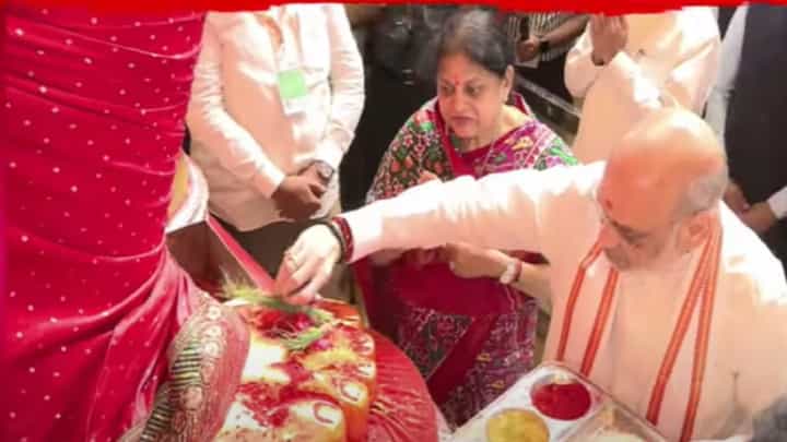 अमित शाहांनी आपल्या पत्नीसह घेतले लालबागच्या राज्याचे आशीर्वाद अमित शाहांनी आपल्या पत्नीसह घेतले लालबागच्या राज्याचे आशीर्वाद