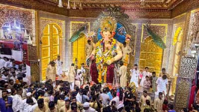 सर्वसामान्यांच्या रांगेतून घेतलं लालबागचा राजाचं दर्शन; प्रसिद्ध अभिनेत्याचं नेटकऱ्यांकडून कौतुक