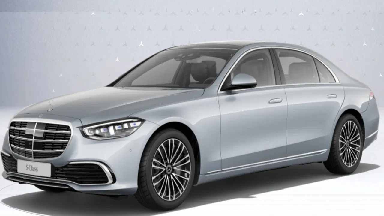 Mercedes Benz S-Class : इशा अंबानी यांच्या कार कलेक्शनमध्ये मर्सिडीज बेन्ज एस क्लास कार आहे. ही कार तुम्हाला पॉपुलर सेलेब्रिटीज, बिजनेस मॅनच्या गॅरेजमध्ये पहायला मिळते. ही एक फ्लॅगशिप सेडान कार आहे. याची सध्याची एक्स शो रुम किंमत 1.77 कोटीपासून 1.86 कोटी रुपये आहे. 