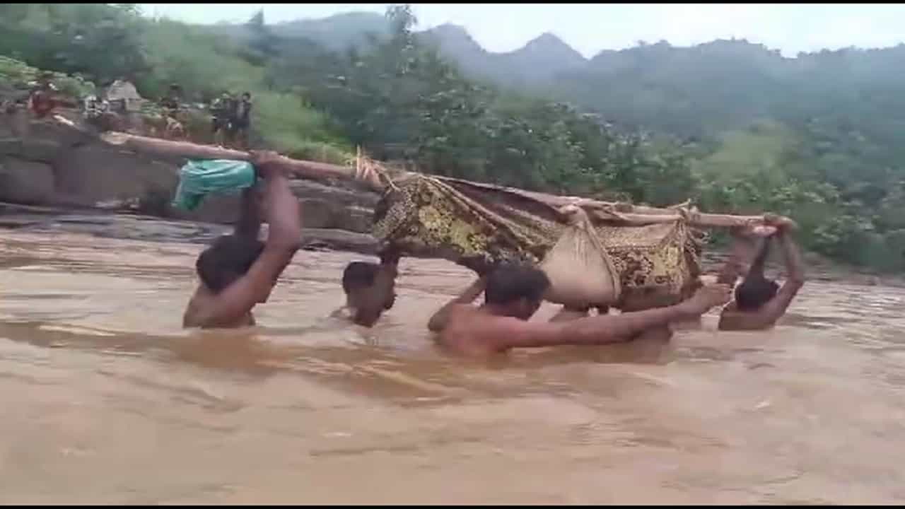 रस्ता नाही, प्रसूतीसाठी गर्भवतीला पुराच्या पाण्यातून नेले; बांबूची झोळी अन् आठ किलोमीटरची पायपीट रस्ता नाही, प्रसूतीसाठी गर्भवतीला पुराच्या पाण्यातून नेले; बांबूची झोळी अन् आठ किलोमीटरची पायपीट