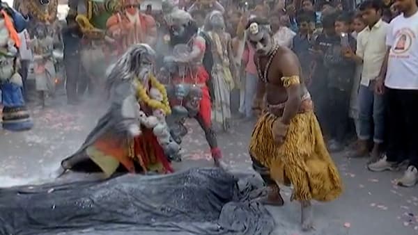 नाशिक येथील गणेशोत्सवाच्या मिरवणूकीत साधूचं नृत्य पाहायला मिळाले.यावेळी या नागासाधूंनी अनोखे नृ्त्य सादर करुन सर्वांना आश्चर्यचकीत केले.
