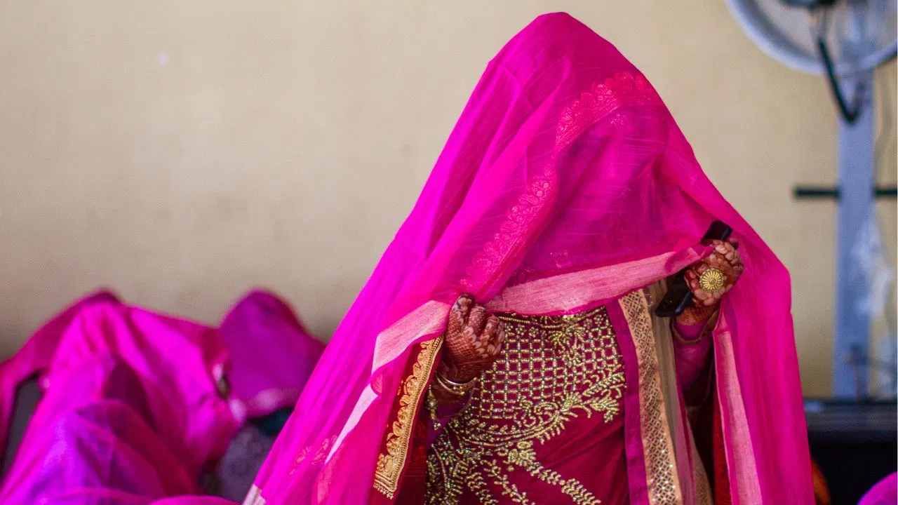 घरात नोकर-चाकर, मोठं दुकान...सासरी पोहोचल्यावर समजलं नवरा हातगाडीवर खेळणी विकतो, मग.. घरात नोकर-चाकर, मोठं दुकान...सासरी पोहोचल्यावर समजलं नवरा हातगाडीवर खेळणी विकतो, मग..