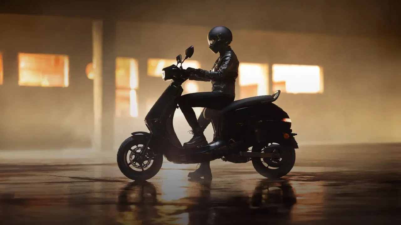 OLA S1 PRO : ओला एस वन प्रो ची सर्टिफाइड रेंज 195km आहे, 11kW चा पीक पावर आणि 120 km/h  टॉप स्पीड ऑफर करतो. ओलाच्या या  स्कूटरची किंमत 1,34,999 रुपये आहे. 