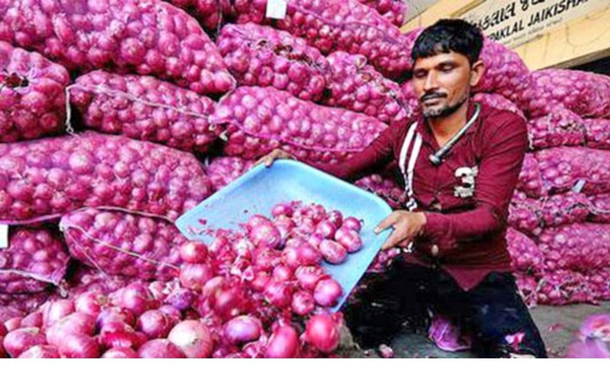 मोदी सरकारचे कांदा उत्पादकांसाठी एका दिवसांत दोन निर्णय, नाशिकच्या बाजारपेठेत कांदा वधारला