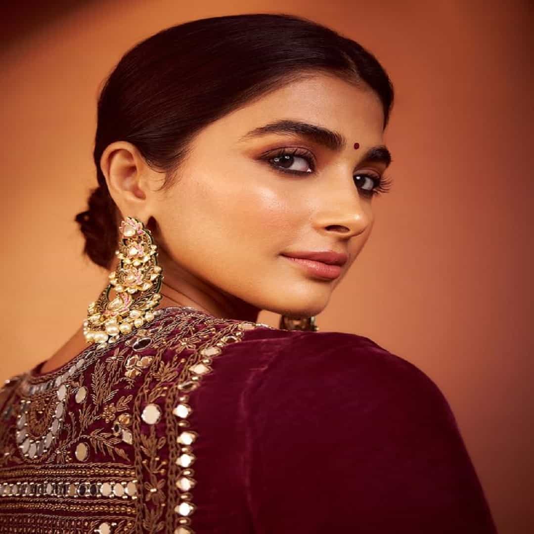 अभिनेत्री पूजा हेगडे हिने फक्त दाक्षिणात्य सिनेविश्वात नाही तर, बॉलिवूडमध्ये देखील स्वतःची भक्कम ओळख तयार केली आहे. आज पूजा हिला कोणत्याही ओळखीची गरज नाही.